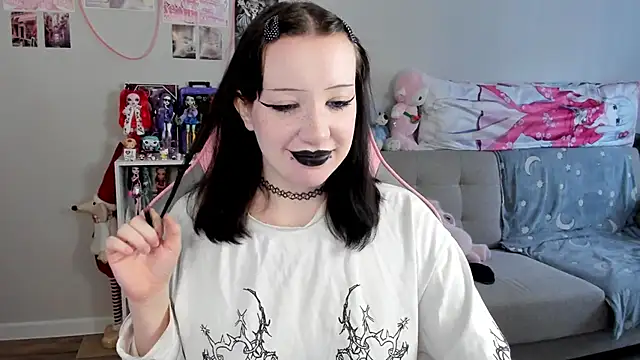 Snapshot of MollysLand chatting on 04-20-26, 11:02 MollysLand online show from 04-20-26, 11:02