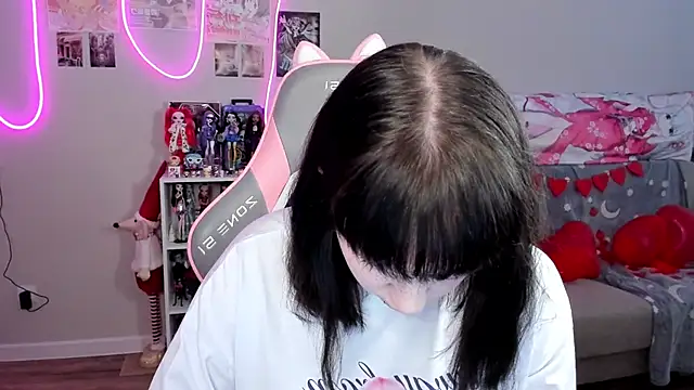 Snapshot of MollysLand chatting on 02-15-26, 09:30 MollysLand online show from 02-15-26, 09:30