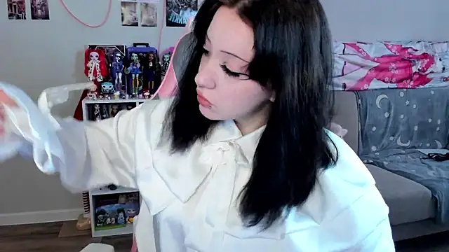 Snapshot of MollysLand chatting on 04-22-26, 10:11 MollysLand online show from 04-22-26, 10:11