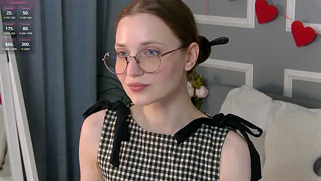 Snapshot of EmmaSagge chatting on 06-15-26, 06:46 EmmaSagge online show from 06-15-26, 06:46