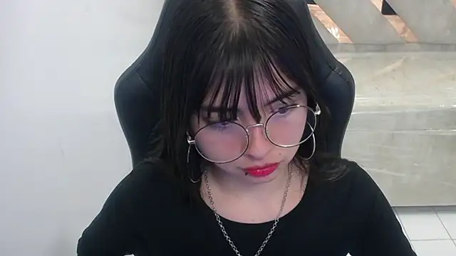 Snapshot of elizabeth_t_ chatting on 02-22-26, 12:40 elizabeth t online show from 02-22-26, 12:40