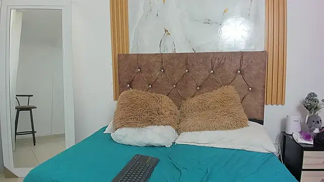 Candyfox2606 online show from 02-11-26, 05:35