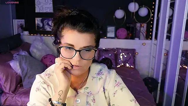 Snapshot of RikaCoutts chatting on 02-12-26, 09:03 RikaCoutts online show from 02-12-26, 09:03