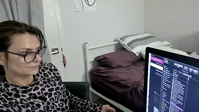 JUCY APPLE online show from 02-26-26, 06:52