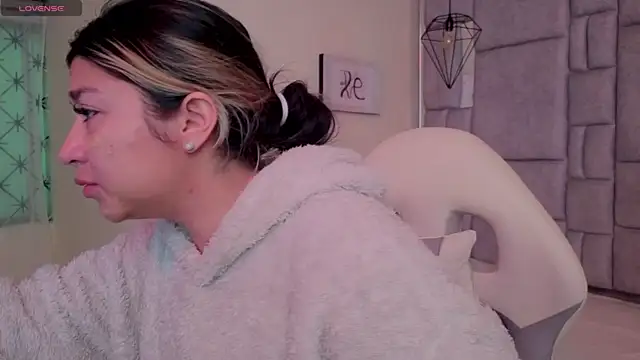 Snapshot of Dahiana_Dmour_ chatting on 06-24-26, 12:26 Dahiana Dmour online show from 06-24-26, 12:26