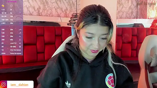 Snapshot of Dahiana_Dmour_ chatting on 06-19-26, 01:17 Dahiana Dmour online show from 06-19-26, 01:17