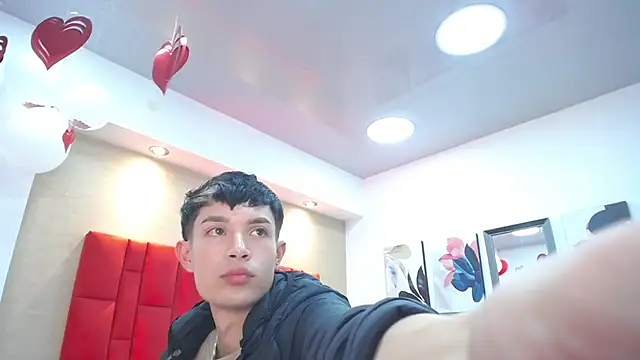 Snapshot of Skinny_Office chatting on 03-03-26, 08:05 Skinny Office online show from 03-03-26, 08:05