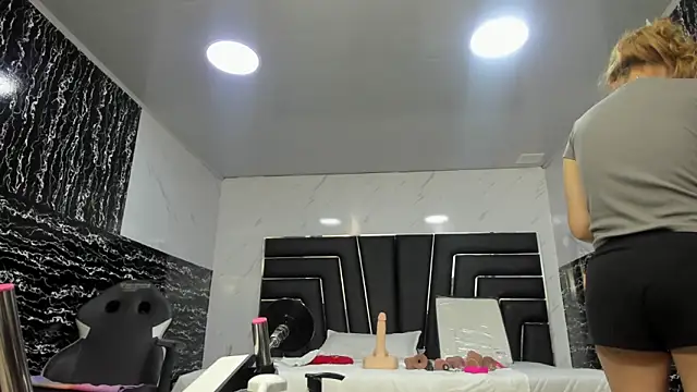 Ladyy Scarlett online show from 06-12-26, 03:04