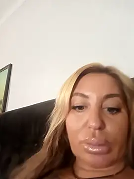 MiaMooly online show from 09-26-25, 03:41