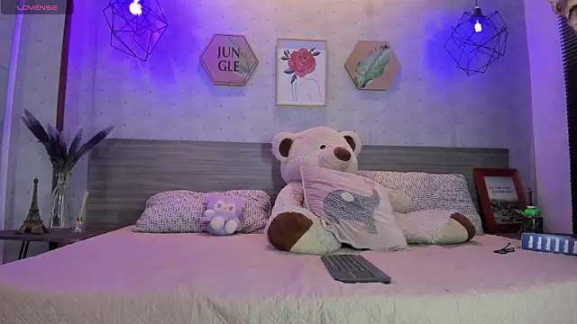 Snapshot of Celeste_wang chatting on 02-13-26, 12:05 Celeste wang online show from 02-13-26, 12:05