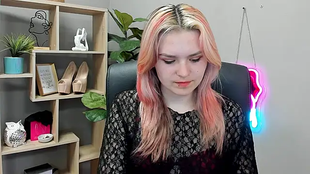Snapshot of SweetLilyxo chatting on 07-04-26, 07:37 SweetLilyxo online show from 07-04-26, 07:37