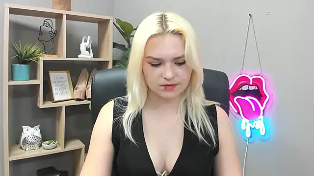 SweetLilyxo online show from 05-26-26, 06:44