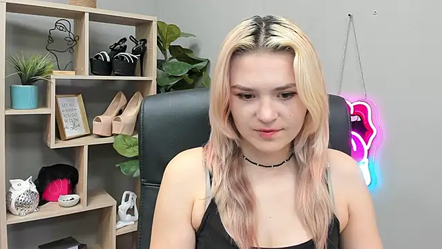 Snapshot of SweetLilyxo chatting on 07-20-26, 06:43 SweetLilyxo online show from 07-20-26, 06:43