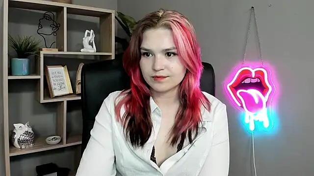 Snapshot of SweetLilyxo chatting on 06-14-26, 01:56 SweetLilyxo online show from 06-14-26, 01:56