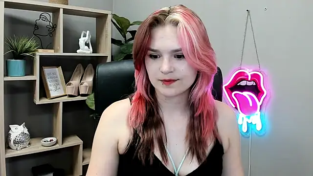 Snapshot of SweetLilyxo chatting on 06-18-26, 01:27 SweetLilyxo online show from 06-18-26, 01:27