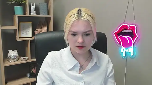 Snapshot of SweetLilyxo chatting on 02-27-26, 02:39 SweetLilyxo online show from 02-27-26, 02:39