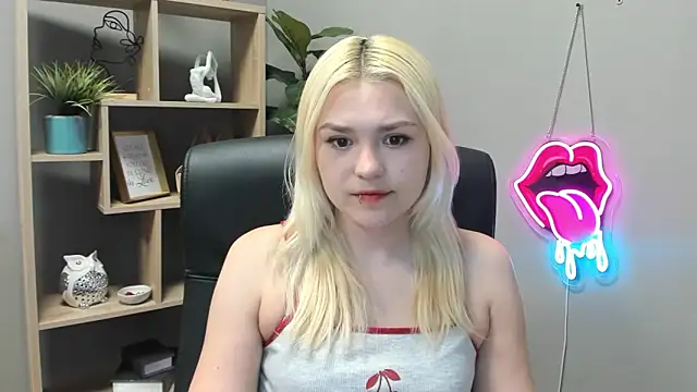 SweetLilyxo online show from 05-11-26, 06:48