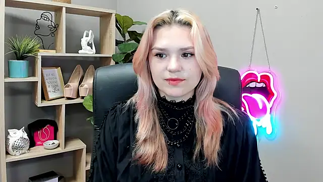 Snapshot of SweetLilyxo chatting on 07-06-26, 07:04 SweetLilyxo online show from 07-06-26, 07:04