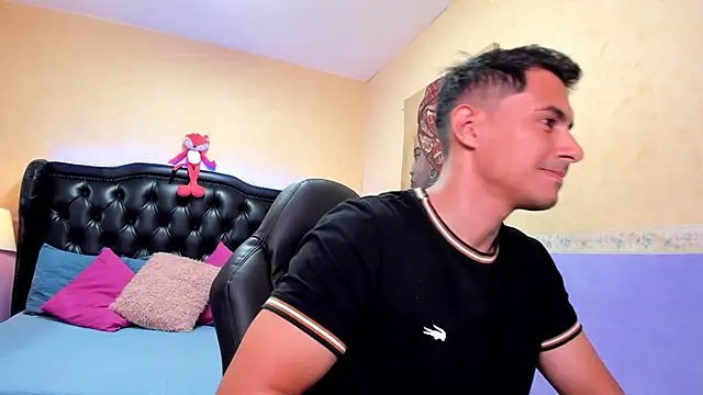 Snapshot of Mike_Conors chatting on 02-04-26, 01:33 Mike Conors online show from 02-04-26, 01:33