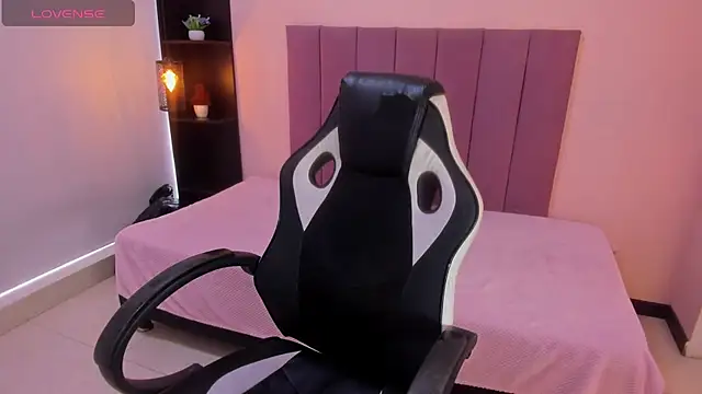 Snapshot of Raven_love chatting on 02-12-26, 08:19 Raven love online show from 02-12-26, 08:19