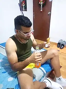 Snapshot of thom_1 chatting on 02-12-26, 04:01 thom 1 online show from 02-12-26, 04:01