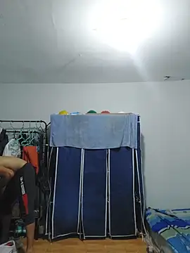 Snapshot of thom_1 chatting on 06-15-26, 01:50 thom 1 online show from 06-15-26, 01:50
