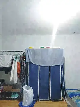 Snapshot of thom_1 chatting on 07-20-26, 01:35 thom 1 online show from 07-20-26, 01:35
