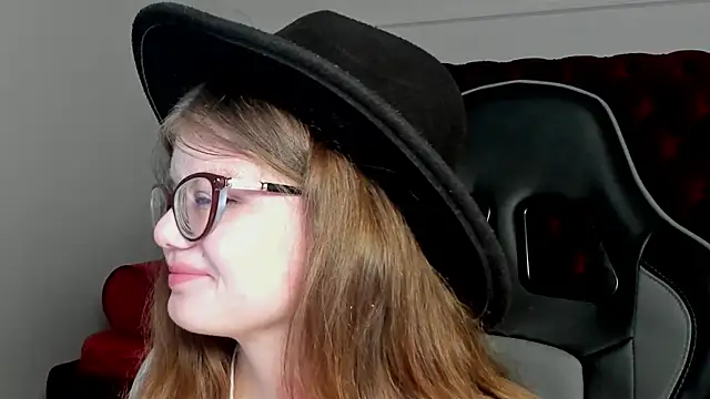 ChloeHalses online show from 04-19-26, 05:03