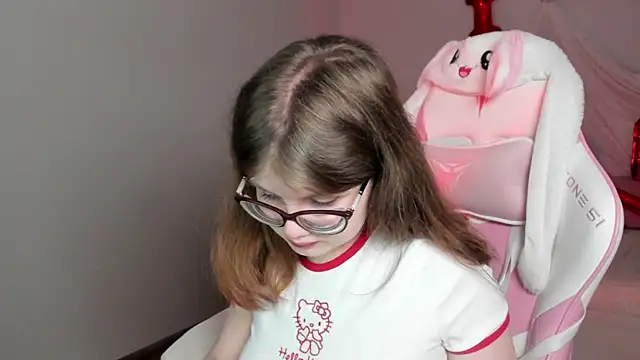 Snapshot of ChloeHalses chatting on 02-17-26, 05:16 ChloeHalses online show from 02-17-26, 05:16