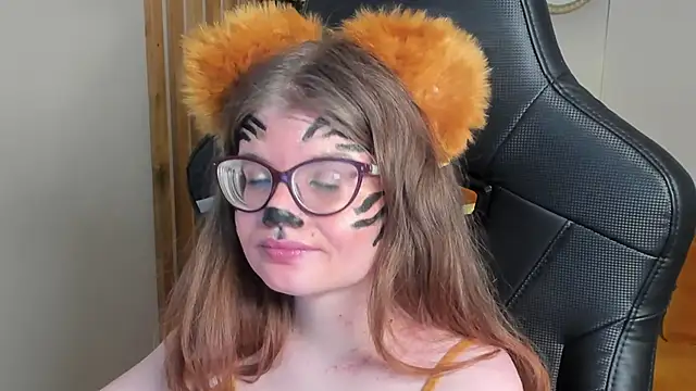 Snapshot of ChloeHalses chatting on 02-10-26, 06:40 ChloeHalses online show from 02-10-26, 06:40