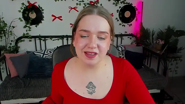 Snapshot of RachelDiRose chatting on 02-25-26, 03:45 RachelDiRose online show from 02-25-26, 03:45