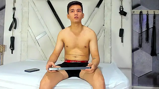 Snapshot of GoldenBoyM chatting on 02-18-26, 02:42 GoldenBoyM online show from 02-18-26, 02:42