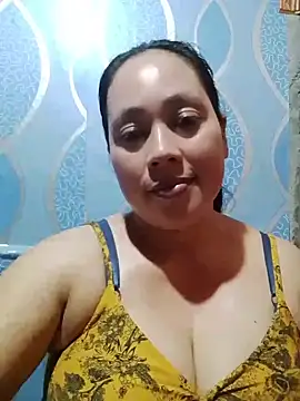 Snapshot of May_Bombs chatting on 04-11-26, 01:13 May Bombs online show from 04-11-26, 01:13