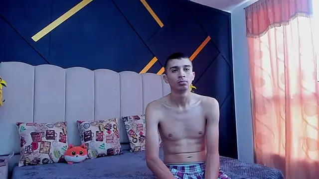 Snapshot of MiaANDrony chatting on 02-21-26, 12:40 MiaANDrony online show from 02-21-26, 12:40