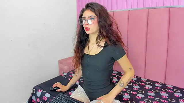LunaSmithly online show from 04-29-26, 05:06