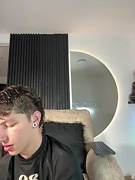 Snapshot of ARON_LUXX chatting on 02-13-26, 03:06 ARON LUXX online show from 02-13-26, 03:06