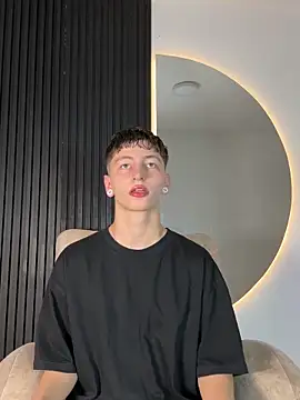 Snapshot of ARON_LUXX chatting on 02-19-26, 03:03 ARON LUXX online show from 02-19-26, 03:03