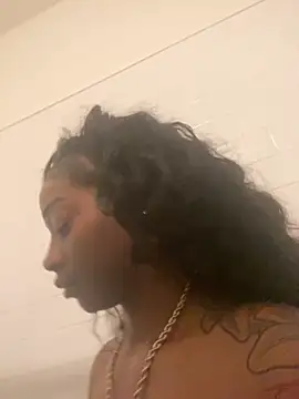 Snapshot of prettybrown9 chatting on 02-13-26, 01:27 prettybrown9 online show from 02-13-26, 01:27