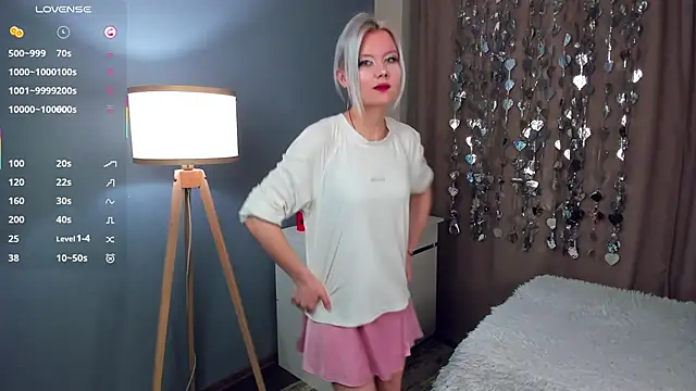 Snapshot of GoldenLenarz chatting on 02-20-26, 11:12 GoldenLenarz online show from 02-20-26, 11:12