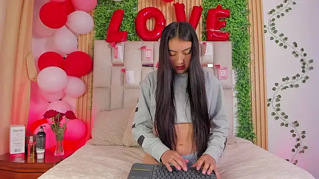 Snapshot of Emma_Nmm chatting on 02-19-26, 07:22 Emma Nmm online show from 02-19-26, 07:22