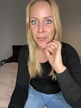 Snapshot of emily-becker22 chatting on 04-23-26, 03:35 emily-becker22 online show from 04-23-26, 03:35