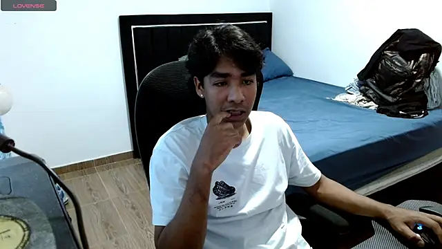 Snapshot of Pedestal_diamant chatting on 02-18-26, 08:05 Pedestal diamant online show from 02-18-26, 08:05