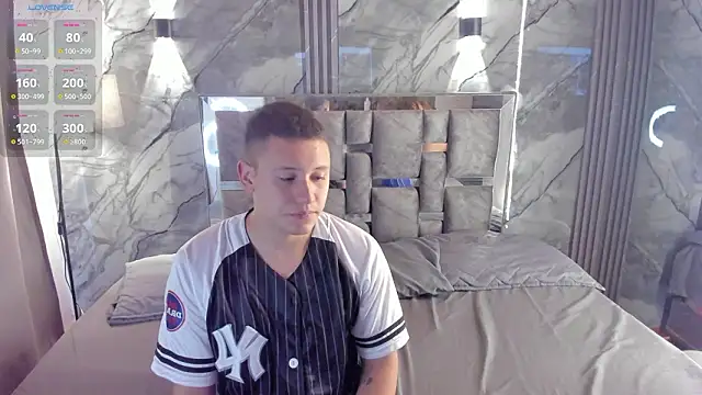 Snapshot of Manson_and_Zoe chatting on 02-09-26, 11:30 Manson and Zoe online show from 02-09-26, 11:30