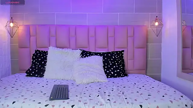 Snapshot of Naomi-Thompson chatting on 02-22-26, 10:22 Naomi-Thompson online show from 02-22-26, 10:22