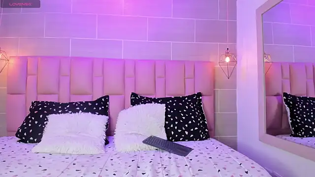 Snapshot of Naomi-Thompson chatting on 02-21-26, 07:27 Naomi-Thompson online show from 02-21-26, 07:27