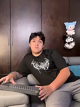 EmilyAndAndrew online show from 05-13-26, 04:08