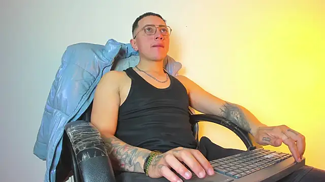 Snapshot of Emmanuel_Lust chatting on 02-05-26, 12:23 Emmanuel Lust online show from 02-05-26, 12:23