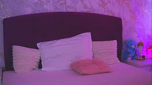 EllinaNuria online show from 04-17-26, 04:48