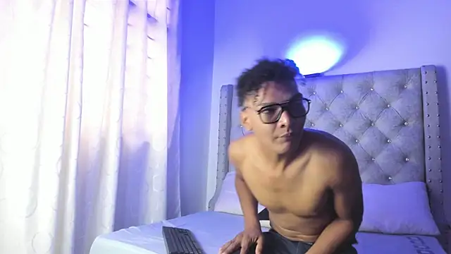 Snapshot of LatinoDark chatting on 02-19-26, 12:35 LatinoDark online show from 02-19-26, 12:35