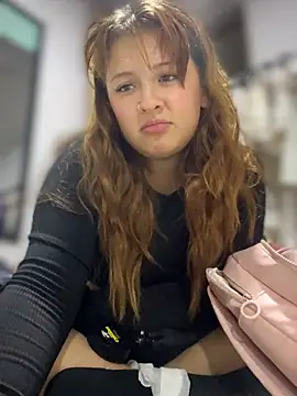 Snapshot of CharlotteUwU_ chatting on 02-11-26, 02:44 CharlotteUwU online show from 02-11-26, 02:44